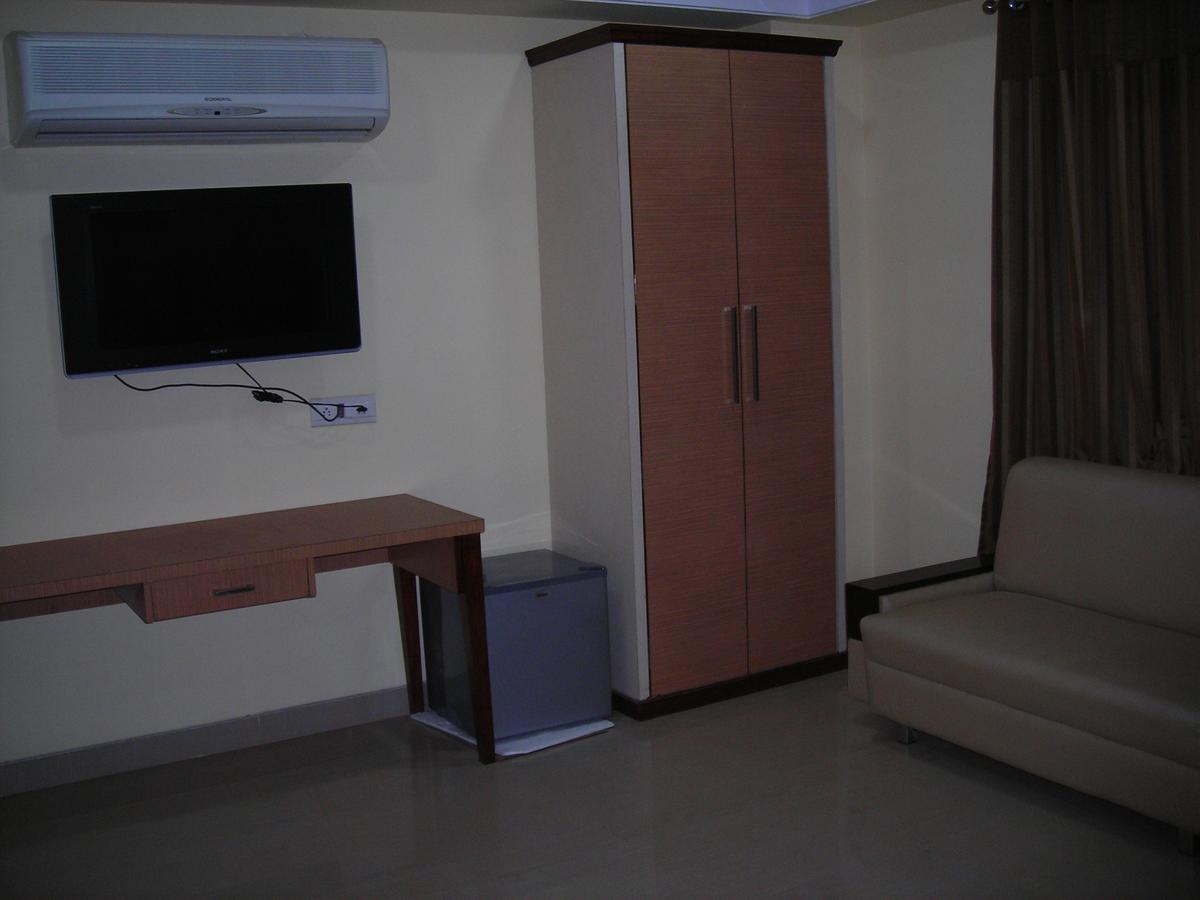 Hotel Dolphin Rāipur Exterior foto