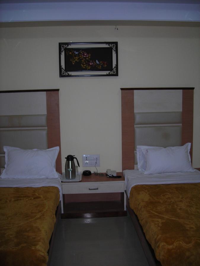 Hotel Dolphin Rāipur Exterior foto